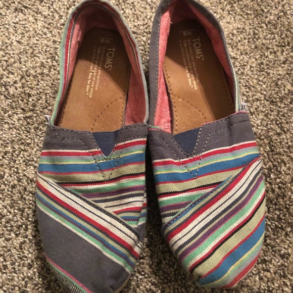 Women’s pinstriped toms - Picture 2 of 4
